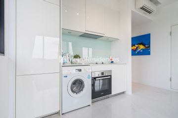 Meyer Melodia | Studio 1 bathroom | Unblocked View