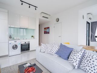 Meyer Melodia | Studio 1 bathroom | Unblocked View